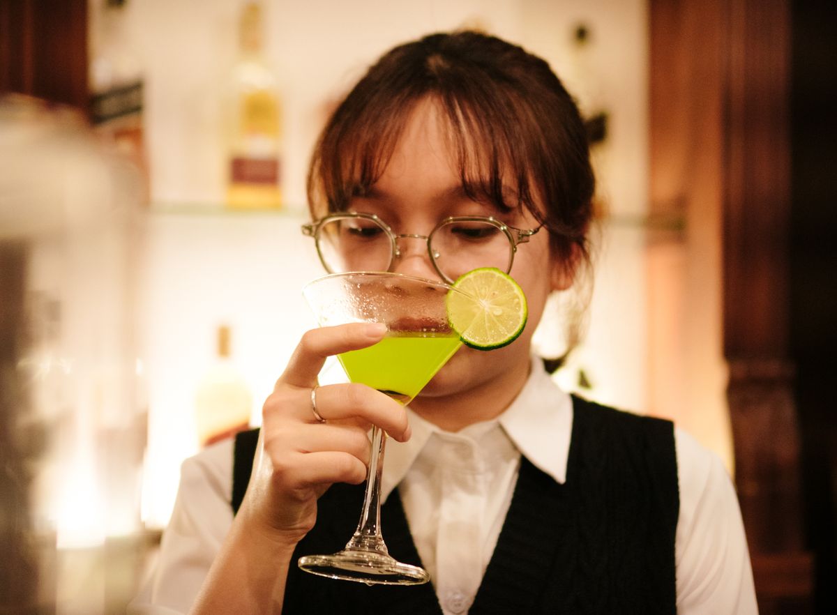 酒吧里的时尚客人